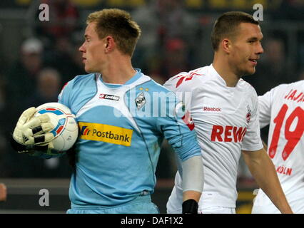 Mönchengladbach Torhüter Marc-Andre ter Stegen hält an den Ball neben Kölns Lukas Podolski während der Bundesliga-Spiel zwischen FC Köln und Borussia Moenchengladbach im RheinEnergieStadion in Köln, Deutschland, 25. November 2011. Foto: Federico Gambarini Stockfoto