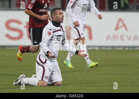 Kaiserslautern Christian Tiffert reagiert auf eine Entscheidung des Schiedsrichters während der vorentscheidendes Fußballspiel zwischen FC Nürnberg und FC Kaiserslautern im EasyCredit Stadion in Nürnberg, 26. November 2011. Das Spiel endete 1: 0. Foto: DANIEL KARMANN Aufmerksamkeit: EMBARGO Bedingungen! Die DFL ermöglicht die weitere Nutzung der Bilder im IPTV, mobile Dienste und andere neue Stockfoto