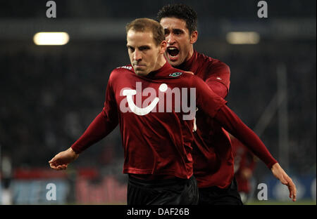 Hannovers Torjäger Jan Schlaudraff (L) jubelt nach seinem Tor 1-1 Equalizer während der Fußball-Bundesligaspiel zwischen Hannover 96 und dem Hamburger SV in der AWD-Arena in Hannover, 26. November 2011 mit seinem Teamkollegen Karim Haggui (R). Das Spiel wurde 1: 1 gebunden. Foto: Friso Gentsch Stockfoto