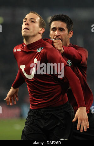 Hannovers Torjäger Jan Schlaudraff (L) jubelt nach seinem Tor 1-1 Equalizer während der Fußball-Bundesligaspiel zwischen Hannover 96 und dem Hamburger SV in der AWD-Arena in Hannover, 26. November 2011 mit seinem Teamkollegen Karim Haggui (R). Das Spiel wurde 1: 1 gebunden. Foto: Friso Gentsch Stockfoto