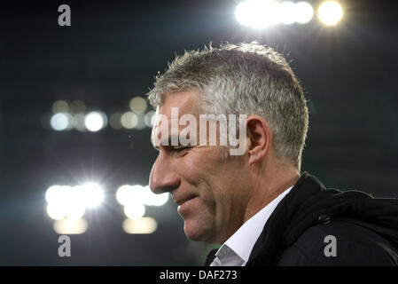 Hannovers Trainer Mirko Slomka Lächeln während der Fußball-Bundesliga zwischen Hannover 96 und dem Hamburger SV in der AWD-Arena in Hannover, 26. November 2011 entsprechen. Das Spiel wurde 1: 1 gebunden. Foto: Friso Gentsch Stockfoto