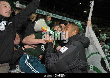 Bremens Naldo (R) feiert den 2: 0-Sieg mit den Fans nach die deutschen Fußball-Bundesliga-Fußball-Spiel zwischen Werder Bremen und VfB Stuttgart im Weser-Stadion in Bremen, Deutschland, 27. November 2011. Foto: CARMEN JASPERSEN Aufmerksamkeit: EMBARGO Bedingungen! Die DFL ermöglicht die weitere Nutzung der Bilder im IPTV, mobile Dienste und anderen neuen Technologien nur keine früheren Tha Stockfoto