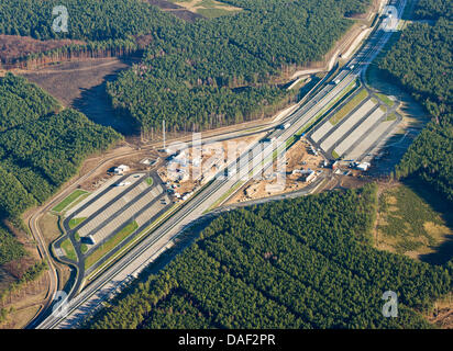 Datei - eine Archiv Bild datiert 25. November 2011 zeigt, dass die polnische Autobahn A2 und Rastplatz in Swiecko, Polen abgebildet aus einem kleinen Flugzeug in der Nähe der deutsch-polnischen Grenze statt. Sechs Monate vor der europäischen Fußball-Europameisterschaft in Polen und der Ukraine die Verlängerung der Autobahn A12 abgeschlossen ist. Von 1. Dezember 2011 die neue Autobahn von Fahrern einsetzbar Pozna erreicht man Stockfoto