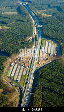 Datei - eine Archiv Bild datiert 25. November 2011 zeigt, dass die polnische Autobahn A2 und Rastplatz in Swiecko, Polen abgebildet aus einem kleinen Flugzeug in der Nähe der deutsch-polnischen Grenze statt. Sechs Monate vor der europäischen Fußball-Europameisterschaft in Polen und der Ukraine die Verlängerung der Autobahn A12 abgeschlossen ist. Von 1. Dezember 2011 die neue Autobahn von Fahrern einsetzbar Pozna erreicht man Stockfoto