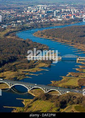 Datei - Bild aus einem kleinen Flugzeug nahe der deutsch-polnischen Grenze eine Archiv Bild 25. November 2011 datiert zeigt die Autobahnbrücke, die Autobahn A12 in Frankfurt/Oder (hinten) mit der neuen polnischen Autobahn A2 in Swiecko (R), Polen verbindet. Sechs Monate vor der europäischen Fußball-Europameisterschaft in Polen und der Ukraine die Verlängerung der Autobahn A12 abgeschlossen ist. Ab dem 01 Stockfoto