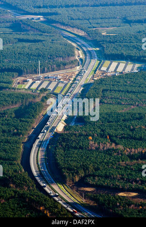 Datei - ein Archiv Bild datiert 25. November 2011 die polnische Autobahn A2 abgebildet aus einem kleinen Flugzeug nahe der deutsch-polnischen Grenze Swiecko, Polen zeigt. Sechs Monate vor der europäischen Fußball-Europameisterschaft in Polen und der Ukraine die Verlängerung der Autobahn A12 abgeschlossen ist. Vom 1. Dezember 2011 kann die neue Autobahn von Treiber verwendet werden, kommt man zu Posen. Foto: PATRICK PL Stockfoto