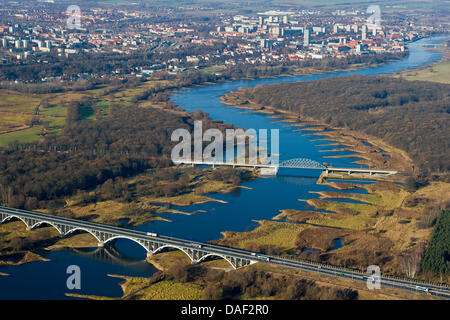 Datei - Bild aus einem kleinen Flugzeug nahe der deutsch-polnischen Grenze eine Archiv Bild 25. November 2011 datiert zeigt die Autobahnbrücke, die Autobahn A12 in Frankfurt/Oder (hinten) mit der neuen polnischen Autobahn A2 in Swiecko (R), Polen verbindet. Sechs Monate vor der europäischen Fußball-Europameisterschaft in Polen und der Ukraine die Verlängerung der Autobahn A12 abgeschlossen ist. Ab dem 01 Stockfoto