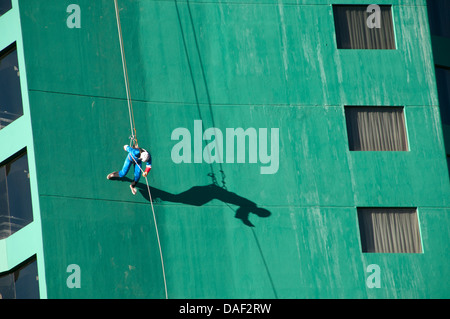 La Paz, Bolivien. Urban Rush Touristenattraktion. Ein Nervenkitzel suchen gekleidet wie Spiderman von 17 Etagen Hotel Presidente springt. Stockfoto