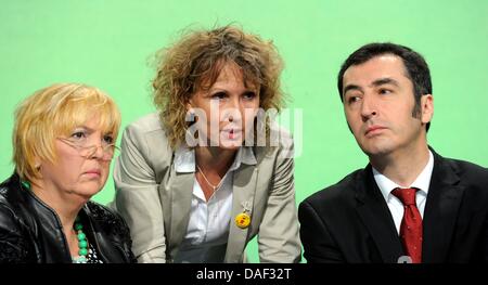 Die Bundesrepublik Vorsitzenden der grünen Partei (Buendnis 90/Die Gruenen), Claudia Roth (L) und Cem Özdemir reden mit Bundesrepublik Peitsche Steffi Lemke, während die Parteien Bundesversammlung in Kiel, Deutschland, 26. November 2011. Foto: Carsten Rehder Stockfoto