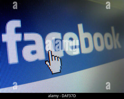 Datei - ILLUSTRATION - eine Archiv Bild 28. März 2011 datiert zeigt das Facebook-Logo auf einem Monitor in München. Medienberichten zufolge plant Facebook seinen Börsengang im Jahr 2012. Foto: Stephan Jansen Stockfoto