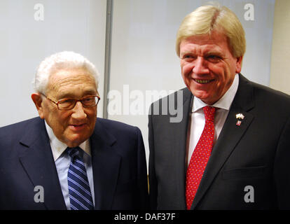 Ehemalige US Außenminister Henry Kissinger (L) und Hessens Ministerpräsident Volker Bouffier stehen in das Amt des Kissinger in der Park Avenue in New York, USA, 28. November 2011. Der ehemalige uns Außenminister bezeichnet die Zukunft Europas optimistisch gesehen. Foto: CHRIS MELZER Stockfoto