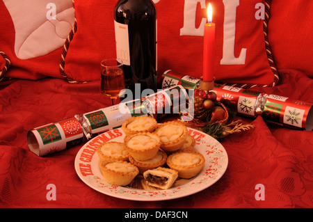 Traditionelle englische Mince Pies auf einen Weihnachtsteller mit Sherry. Stockfoto