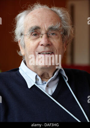 Französischer Komponist und Oscar Gewinner Michel Legrand gibt ein Interview auf der Stifterlounge der Hamburger Oper in Hamburg, Deutschland, 29. November 2011. Von Hollywood bis Hamburg: Legrand hat bereits drei Academy Awards für seine Filmmusik jetzt 79 Jahre alten Musik für ein Ballett geschrieben hat. Foto: Georg Wendt Stockfoto