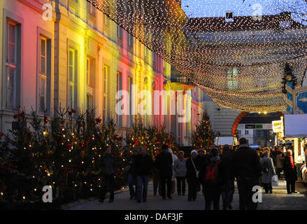 Der diesjährige Weihnachtsmarkt auf dem Opernpalais ist Illuminted mit bunten Lichtern, Unter Den Linden, Berlin, Deutschland, 29. November 2011. Lichterketten wurden überall in Berlin für eine warme Atmosphäre zur Weihnachtszeit umgesetzt. Foto: Jens Kalaene Stockfoto