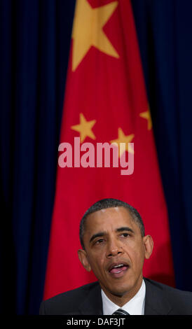 US-Präsident Barack Obama trifft chinesischen Präsidenten Hu Jintao (nicht im Bild) in der asiatisch-pazifischen wirtschaftlichen Zusammenarbeit (APEC) im Hale Koa Hotel in Honolulu, Hawaii, 12. November 2011 statt. Foto: Kent Nishimura / Pool über CNP Stockfoto