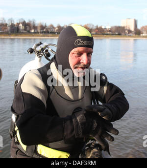 Kurt Mazzucco, Taucher für das Land Rheinland-Pfalz Bombe Entsorgung Team bereitet für das Tauchen in den Rhein bei Koblenz, Deutschland, 30. November 2011. Er arbeitet an Informationen, die von der lokalen Bevölkerung. Wanderer waren Munition Teile gesehen zu haben. Informationen zu Munition und Bomben aus dem zweiten Weltkrieg sind aufgrund der niedrigen Wasserständen im Rhein stapeln. Foto: THOMAS FREY Stockfoto