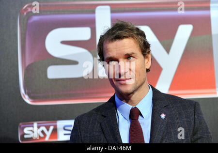 Ehemalige Nationaltorwart Jens Lehmann kommt in der Launch-Party von den Sport-News-Kanal Sky Sport News HD durch die Verbindung von riesigen Stecker am Sky Deutschland Hauptsitz in Unterföhring bei München, 1. Dezember 2011. Foto: ANDRES GEBERT Stockfoto