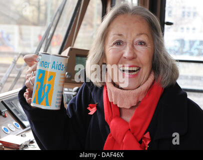 Roswitha Voelz hält eine Spende anlässlich des Welt-AIDS-Tag in einem S-Bahn-Zug in Berlin, Deutschland, 1. Dezember 2011 kann. Der Zug rollte innerhalb der normalen Zeitplan. Mitglieder der Berliner AIDS-Hilfe, die S-Bahn und prominente durch den Zug ging um Spenden zu sammeln und zu AIDS Bänder geben. Foto: Jens Kalaene Stockfoto