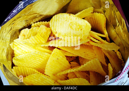 Blick in eine offene Packung Crinkle geschnitten Chips. Stockfoto