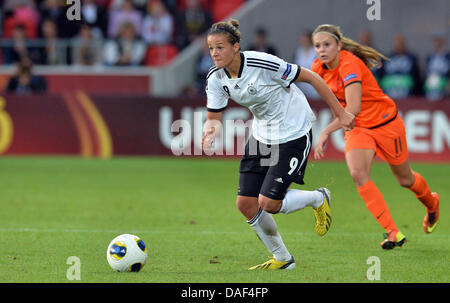 Lena Lotzen (L) von Deutschland kämpft um den Ball mit Lieke Martens der Niederlande während der UEFA Women's EURO 2013 Gruppe B Fußballspiel zwischen Deutschland und den Niederlanden an der Växjö Arena in Växjö, Schweden, 11. Juli 2013. Foto: Carmen Jaspersen/dpa Stockfoto