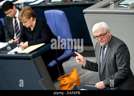 Minister für Wirtschaft Philipp Roesler (L-R) und die deutsche Bundeskanzlerin Angela Merkel anhören Oppositionsführer Frank-Walter Steinmeier nach Merkels Regierungserklärung Bezug auf den Europäischen Rat im Bundestag in Berlin, Deutschland, 2. Dezember 2011. Foto: Robert Schlesinger Stockfoto