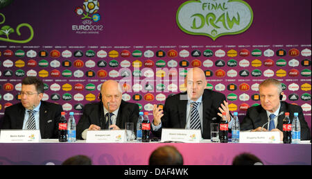 (L-R) Martin Kallen, UEFA Chief Operation Officer für die Organisation der Euro 2012, Präsident der polnischen Fußball-Verbandes (PZPN) Grzegorz Lato, UEFA Secretary General Gianni Infantino und Präsident der Football Federation of Ukraine (FFU) Grygoriy Surkis, sprechen Sie mit den Medien während einer Pressekonferenz in Kiew, Ukraine, 2. Dezember 2012. Die Fußball-Europameisterschaft Stockfoto