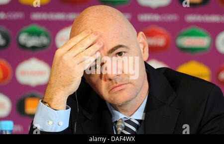UEFA-Generalsekretär Gianni Infantino reagiert während einer Pressekonferenz in Kiew, Ukraine, 2. Dezember 2012. Die Fußball-Europameisterschaft statt findet von 08 Juni bis 1. Juli 2012 in Polen und der Ukraine. Foto: Thomas Eisenhuth dpa Stockfoto