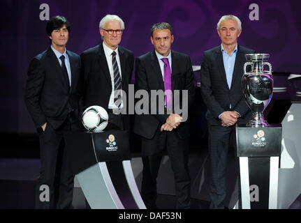 Die Trainer der Gruppe B Joachim Löw (Deutschland), Morton Olson (Dänemark), Paulo Bento (Portugal) und Bert van Marwijk (Niederlande, von links nach rechts)) bleiben auf der Bühne während der letzten Ziehung für die UEFA EURO 2012-Fußball-Europameisterschaft an der Palast der Künste in Kiew, Ukraine, 2. Dezember 2012. Die Fußball-Europameisterschaft findet vom 08 Juni bis 1. Juli 2012 in Polen und Stockfoto