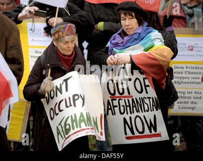 Zwei Aktivisten protestieren gegen den Krieg in Afghanistan in Bonn, Deutschland, 3. Dezember 2011. Zwei Tage vor der Afghanistan-Konferenz wurden mehrere tausend Demonstranten erwartet, an der Demonstration teilzunehmen. Foto: FEDERICO GAMBARINI Stockfoto