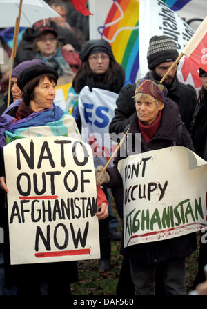 Zwei Aktivisten protestieren gegen den Krieg in Afghanistan in Bonn, Deutschland, 3. Dezember 2011. Zwei Tage vor der Afghanistan-Konferenz wurden mehrere tausend Demonstranten erwartet, an der Demonstration teilzunehmen. Foto: FEDERICO GAMBARINI Stockfoto