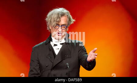 Der Regisseur Wim Wenders Gestikuliert bin Samstag (03.12.11) in Berlin Im Tempodrom Bei der Verleihung des 24. Europaeischen Filmpreises Auf der Buehne. Der 24. Europäischen Filmpreis Wird bin Samstag in Berlin Verliehen. Sterben Sie Auszeichnung Wird in 17 Kategorien hieß. (Zu Dapd-Text) Stockfoto
