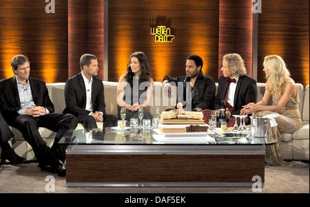 Der Basketballer Dirk Nowitzki (l-R), die Schauspieler Til Schweiger Und Jessica Biel (USA), der Sänger Lenny Kravitz (USA) Und sterben Moderatoren Thomas Gottschalk Und Michelle Hunziker (Schweiz) einer habe Samstag (03.12.2011) in der ZDF-Show «Wetten, dass..?» in der Rothaus Halle der Messe in Friedrichshafen bin Bodensee Auf der Couch. Es ist Die Letzte Ausgabe der ZDF-Unterhalt Stockfoto