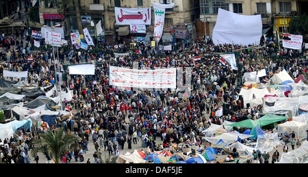 Demonstranten haben auf dem Tahrir-Platz in Kairo, Ägypten, 9. Februar 2011 gesammelt. Tahrir-Platz im Zentrum von Kairo ist die Szene von Zehntausenden von Anti-Regierungs-Demonstranten in ihre 16. Tag der Demonstrationen gegen Präsident Hosny Mubarak. Foto: HANNIBAL Stockfoto