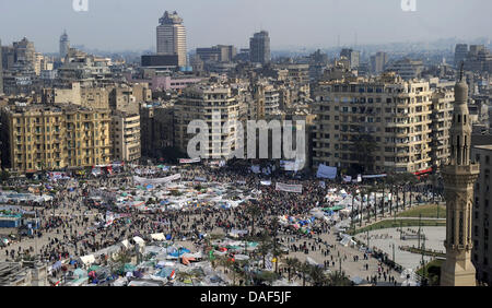 Demonstranten haben auf dem Tahrir-Platz in Kairo, Ägypten, 9. Februar 2011 gesammelt. Tahrir-Platz im Zentrum von Kairo ist die Szene von Zehntausenden von Anti-Regierungs-Demonstranten in ihre 16. Tag der Demonstrationen gegen Präsident Hosny Mubarak. Foto: HANNIBAL Stockfoto