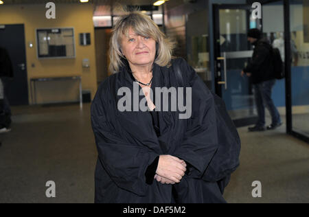 Deutsche Kolumnist Alice Schwarzer kommt im Rahmen der Prüfung auf Schweizer TV Wetter Anker Joerg Kachelmann während die Fortsetzung in Mannheim, Deutschland, 9. Februar 2011 auszusagen. Kachelmann Anwalt Schwenn tadelt Schwarzer, der aus der Studie für Masse-Zirkulation Boulevardzeitung "Bild" berichtet, für einen "öffentlichen Kreuzzug" gegen seinen Mandanten. Meteorologe und TV-Moderator Kachelmann Stockfoto