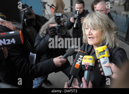 Deutsche Kolumnist Alice Schwarzer gibt ein Interview nach dem Beweis zu liefern, bei der Verhandlung des Schweizer TV Wetter Anker Joerg Kachelmann in Mannheim, Deutschland, 9. Februar 2011. Kachelmann Anwalt Schwenn tadelt Schwarzer, der aus der Studie für Masse-Zirkulation Boulevardzeitung "Bild" berichtet, für einen "öffentlichen Kreuzzug" gegen seinen Mandanten. Meteorologe und TV-Moderator Kachelmann ist c Stockfoto