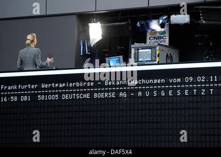 Eine Anzeigetafel an der Börse in Frankfurt Main zeigt, dass die Aktien der Deutschen Börse aufgehört haben, auf dem Markt, Deutschland, 9. Februar 2011. Der Deutschen Börse und der NSYE Euronext bestätigt am 9. Februar 2011, dass sie immer über eine Fusion verhandeln. Foto: Marius Becker Stockfoto