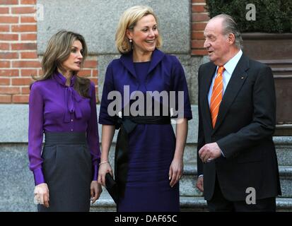 King Juan Carlos I. (R), Prinzessin Letizia (L) und Ehefrau des deutschen Bundespräsidenten Wulff, Bettina Wulff, sind die Zarzuela-Palast in Madrid, Spanien, 10. Februar 2011 abgebildet. Wulff und seine Frau sind auf einer Reise nach Spanien und Portugal bis 11. Februar 2011. Foto: RAINER JENSEN Stockfoto