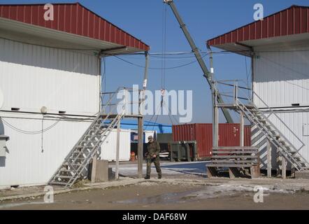 Container sind für Bundeswehr an ihre neuen KFOR Viertel Novo Selo in der Nähe von Pristina, Kosovo, 10. Februar 2011 montiert. NATO-geführten Friedenstruppe KFOR reduziert sein Kontingent von 50.000 im Juni 1999 auf 5.000 Soldaten im Februar 2011. Foto: Thomas Brey Stockfoto