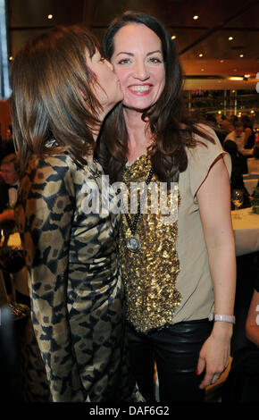 US-Regisseur Sherry Hormann (L) küsst die deutsche Schauspielerin Natalia Woerner bei der Eröffnungsparty der 61. Internationalen Filmfestspiele Berlin in Berlin, Deutschland, 10. Februar 2011. Die 61. Berlinale findet vom 10. bis 20. Februar 2011. Foto: Jens Kalaene Stockfoto