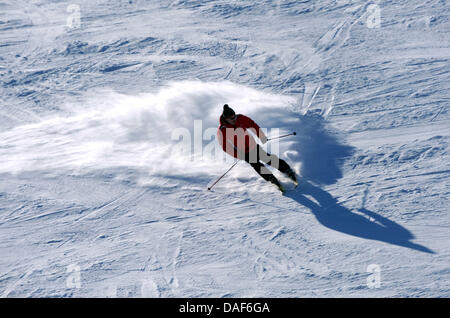 (Dpa-Datei) Ein Datei-Bild datiert 9. März 2010 der Skifahrer auf der Piste in WIllingen, Deutschland. Tyrol berichtet fünf Fälle von Fahrerflucht auf der Piste für Februar 2011. Foto: Uwe Zucchi Stockfoto