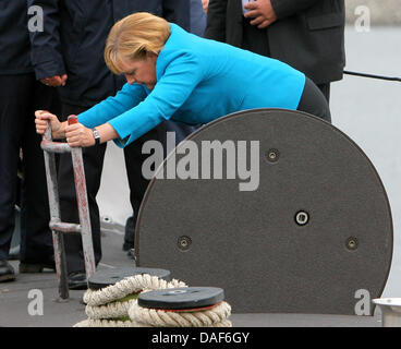 (Dpa-Datei) Ein Datei-Bild datiert 31. August 2006 von Bundeskanzlerin Angela Merkel in einem deutschen Marine u-Boot des Typs 212A in Rostock-Warnemünde, Deutschland. Immer wieder tauschen die Politiker ihre bequemen Sitz in das offizielle Auto mit einem weniger gemütlichen eins in Militärfahrzeug. Foto: Bernd Wuestneck Stockfoto