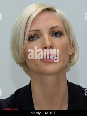 (Dpa-Datei) Ein Datei-Bild vom 19. Januar 2009 zeigt Nadja Auermann in Tönisvorts, Deutschland. Auermann kritisiert, dass die Modebranche "Pädophilen Schönheitsideale" zu schaffen. Foto: Horst Ossinger Stockfoto