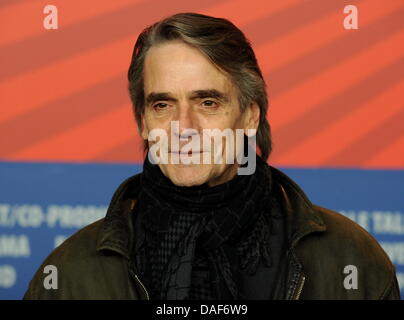 Britischer Schauspieler Jeremy Irons stellt während der Pressekonferenz für den Film "Margin Call" während der 61. Internationalen Filmfestspiele Berlin in Berlin, Deutschland am 11. Februar 2011. Der Film läuft im Wettbewerb der internationalen Filmfestspiele. Die 61. Berlinale findet vom 10. bis 20. Februar 2011. Foto: Tim Brakemeier Stockfoto