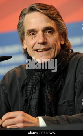 Britischer Schauspieler Jeremy Irons stellt während der Pressekonferenz für den Film "Margin Call" während der 61. Internationalen Filmfestspiele Berlin in Berlin, Deutschland am 11. Februar 2011. Der Film läuft im Wettbewerb der internationalen Filmfestspiele. Die 61. Berlinale findet vom 10. bis 20. Februar 2011. Foto: Tim Brakemeier Stockfoto