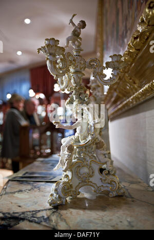 Kerzenhalter aus dem Jahr 1860 ist zu sehen in der Ausstellung 'Meissner Porzellan Jugendstil und Art Deco' und 'Meissner Porzellan aus drei Jahrhunderten"in der Hotel Buelow Residenz in Dresden, Deutschland, 12. Februar 2011. Prince George Yourievsky, der letzten Urenkel des russischen Zaren Alexander II. und Sammler Kurt Otto Krockenberger präsentieren 300 Porzellanobjekte von ihre pe Stockfoto