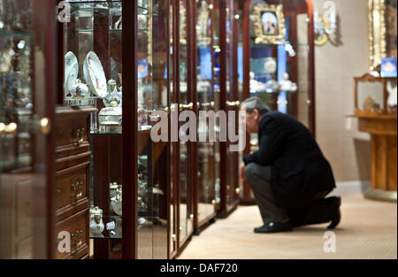 Vitrinen mit historischen Geschirr ist zu sehen in der Ausstellung 'Meissner Porzellan Jugendstil und Art Deco' und 'Meissner Porzellan aus drei Jahrhunderten"in der Hotel Buelow Residenz in Dresden, Deutschland, 12. Februar 2011. Prince George Yourievsky, der letzten Urenkel des russischen Zaren Alexander II. und Sammler Kurt Otto Krockenberger präsentieren 300 Porzellanobjekte von Stockfoto