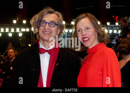 Regisseur Wim Wenders und seine Frau Donata kommen bei der Premiere von "True Grit" auf der 61. Internationalen Filmfestspiele Berlin, Berlinale, am Berlinalepalast in Berlin, Deutschland, am 10. Februar 2011. Foto: Hubert Boesl dpa Stockfoto