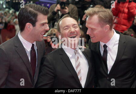 Britischer Schauspieler Paul Bettany (L-R), US-Schauspieler Kevin Spacey und US-Regisseur j.c. Chandor für die Premiere des Films "Margin Call" während der 61. Internationalen Filmfestspiele Berlin in Berlin, Deutschland, 11. Februar 2011 eintreffen. Der Film läuft im Wettbewerb der internationalen Filmfestspiele. Die 61. Berlinale findet vom 10. bis 20. Februar 2011. Foto: Michael Kappeler dpa Stockfoto