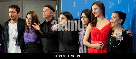 Deutsch-türkischer Schauspieler Fahri Yardim (L-R), deutsch-stämmige Schauspielerin Demet Guel, türkischstämmige deutscher Schauspieler Vedat Erincin, türkischstämmige deutsche Regisseurin Yasemin Samdereli, türkischstämmige Deutsche Drehbuchautorin Nesrin Samdereli, deutsche Schauspielerin Aylin Tezel und türkischstämmige deutsche Schauspielerin Lilay Huser stellen beim Photocall zum Film "Almanya" ("Almanya - Willkommen in Deutschland") während der 6 Stockfoto